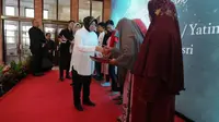 Wali Kota Surabaya Tri Rismaharini menyerahkan bantuan kepada anak yatim, piatu, dan yatim piatu dari warga eks lokalisasi Tambak Asri Surabaya. (Foto:Liputan6.com/Dian Kurniawan)