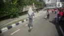 Warga mengendarai skuter listrik saat Car Free Day (CFD) di kawasan Bundaran HI, Jakarta, Minggu (17/11/2019). Dinas Perhubungan DKI Jakarta melarang penggunaan skuter listrik di kawasan CFD. (Liputan6.com/Faizal Fanani)