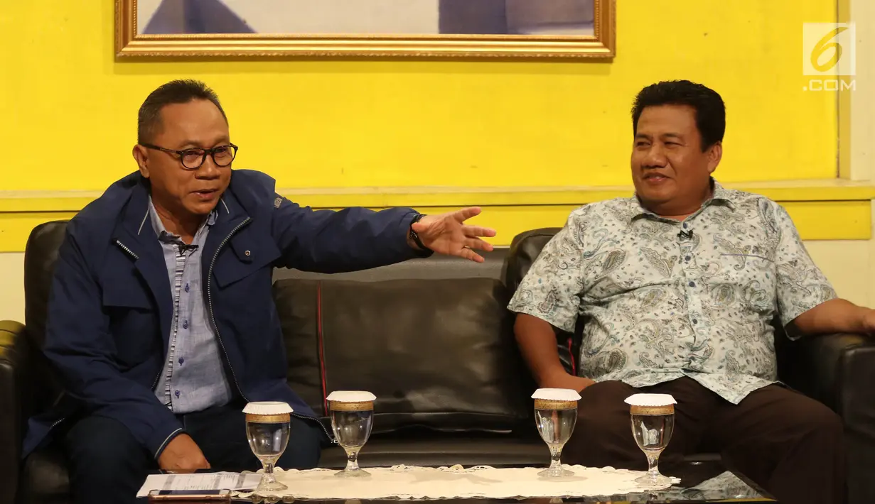 Ketua MPR RI Zulkifli Hasan dan Pendiri Rumah Belajar Amalia Muhammad Agus Syafii menjadi pembicara dalam Dialog Sudut Pandang, Jakarta, Selasa (1/5). Diskusi tersebut dalam rangka menyambut Hardiknas pada 2 Mei 2018. (Liputan6.com/Arya Manggala)