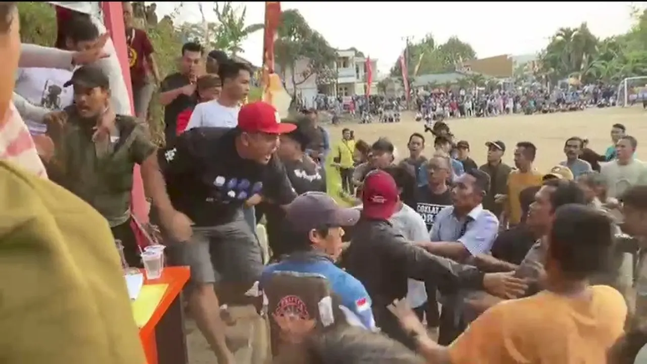Suasana ricuh sepak bola tarkam di Sukabumi, (Liputan6.com/Istimewa)