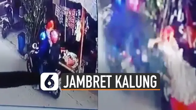 Beredar video aksi jambret mengambil kalung emas milik ibu-ibu di daerah Makassar.