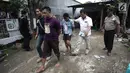 Polisi menggiring tersangka usai menggerebek peredaran narkoba di kawasan Kampung Ambon, Cengkareng, Jakarta Barat, Rabu (24/1). Polisi menyita 18 kilogram bahan pembuat narkoba dan 110 gram sabu. (Liputan6.com/Arya Manggala)