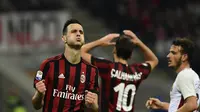 Reaksi kecewa dua pemain AC Milan, Nikola Kalinic (kiri) dan Hakan Calhanoglu di tengah laga kontra AS Roma, pada giornata 7 Liga Italia Serie A 1 2017-2018, di Stadion San Siro, Minggu (1/10/2017) malam WIB. AC Milan takluk dengan skor 0-2. (AFP/Miguel M
