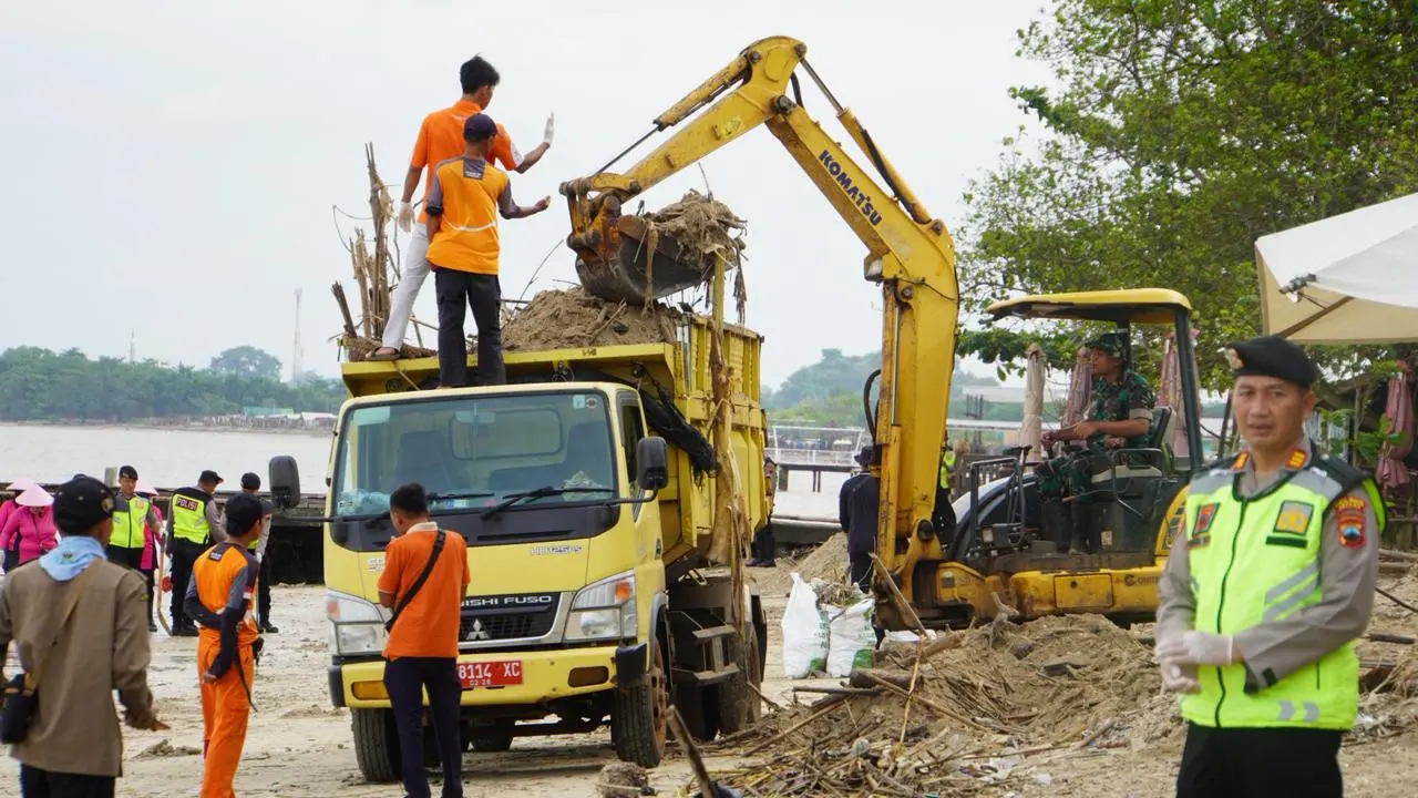 Sampah sisa banjir di pantai Jepara dibersihkan. (Liputan6.com/Arief Pramono)