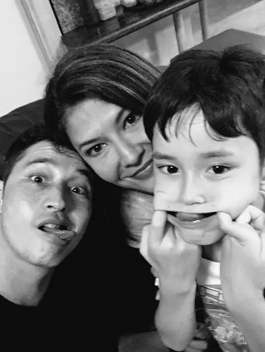 Tampaknya Tamara Bleszynski dan Mike Lewis lebih mementingkan kebahagiaan anak daripada keegoisan. (Foto: instagram.com/mike_lewis)