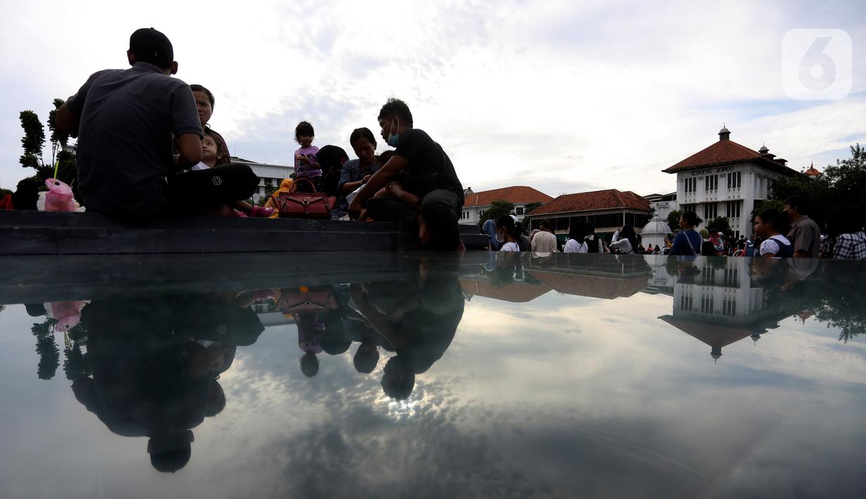 Pedagang kaki lima juga banyak hadir meraup rezeki di kawasan ini. (Liputan6.com/Johan Tallo)