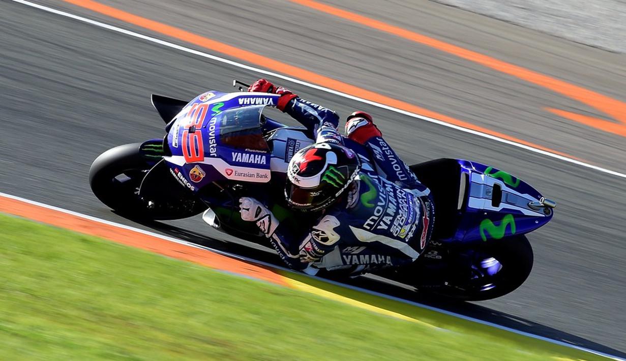 Jorge Lorenzo menjadi pebalap tercepat pada sesi kualifikasi MotoGP Valencia, Sabtu (12/11/2016). Dia merebut pole position usai mengungguli dua rivalnya, Marc Marquez dan Valentino Rossi. (AFP/Jose Jordan)