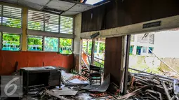 Kondisi ruang kelas SDN Malaka Sari 14, Duren Sawit yang ambruk sejak 3 tahun lalu, Jakarta Timur, Senin (2/5). Bangunan tersebut terkesan ditelantarkan karena dikelilingnya hanya terlihat puing-puing bekas reruntuhan. (Liputan6.com/Yoppy Renato)