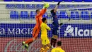 Kiper Barcelona, Marc-Andre ter Stegen, menangkap bola saar melawan Huesca pada laga Liga Spanyol di Stadion El Alcoraz, Minggu (3/1/2021). Barcelona menang tipis dengan skor 1-0. (AP/Alvaro Barrientos)
