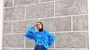 Tampil vibrant, padukan ruffle blouse top warna biru dengan celana jeans cutbray.  @tantrinamirah.