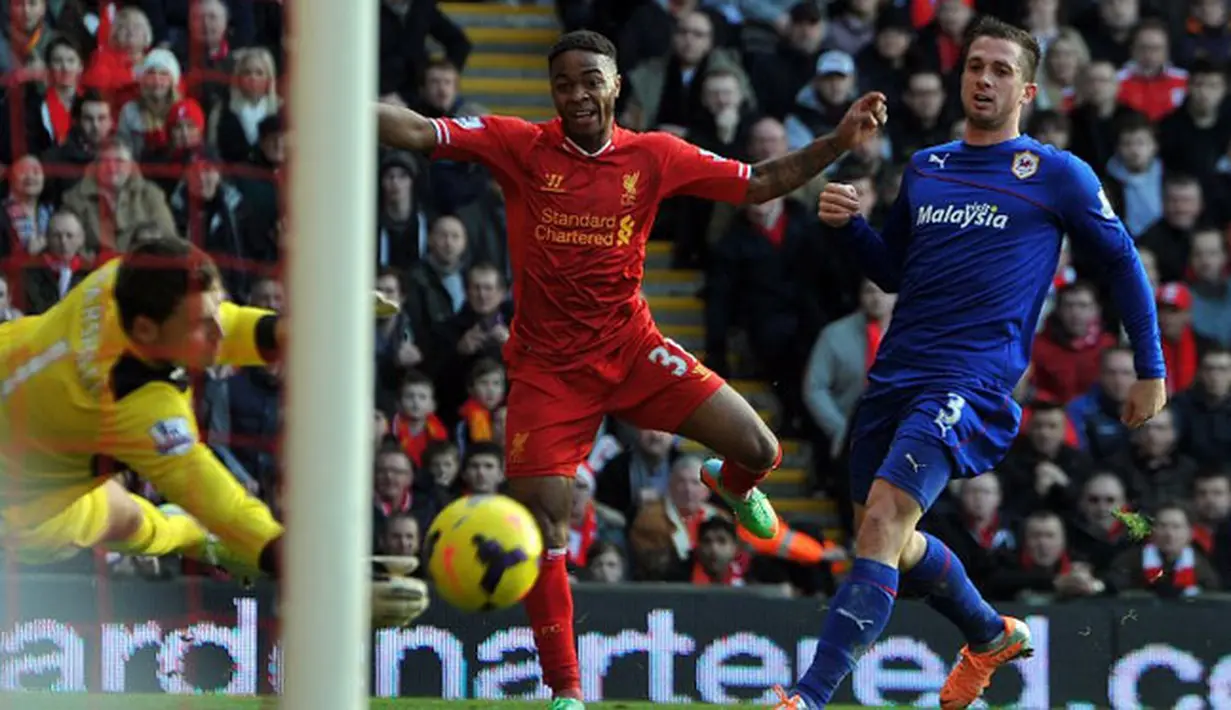 Raheem Sterling menendang bola kegawang Cardiff City yang dijaga David Marshall pada pertandingan sepak bola Liga Utama Inggris antara Liverpool dan Cardiff City di stadion Anfield. Sabtu 21 Desember 2013.(AFP/Paul Ellis)