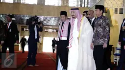 Presiden Joko Widodo dan Raja Salman bin Abdulaziz al-Saud di dampingi Imam Besar Masjid Istiqlal Nasaruddin Umar bersiap melakukan Shalat tahiyatul masjid di Masjid Istiqlal, Jakarta, Kamis (2/3). (Liputan6.com/Angga Yuniar)