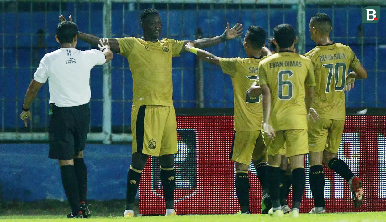 Para pemain Bhayangkara Solo FC merayakan gol yang dicetak oleh striker Ezechiel N'Douassel ke gawang Persija Jakarta dalam laga matchday ke-3 Grup B Piala Menpora 2021 di Stadion Kanjuruhan, Malang, Rabu (31/3/2021). Bhayangkara Solo FC kalah 1-2 dari Persija. (Bola.com/M Iqbal Ichsan)