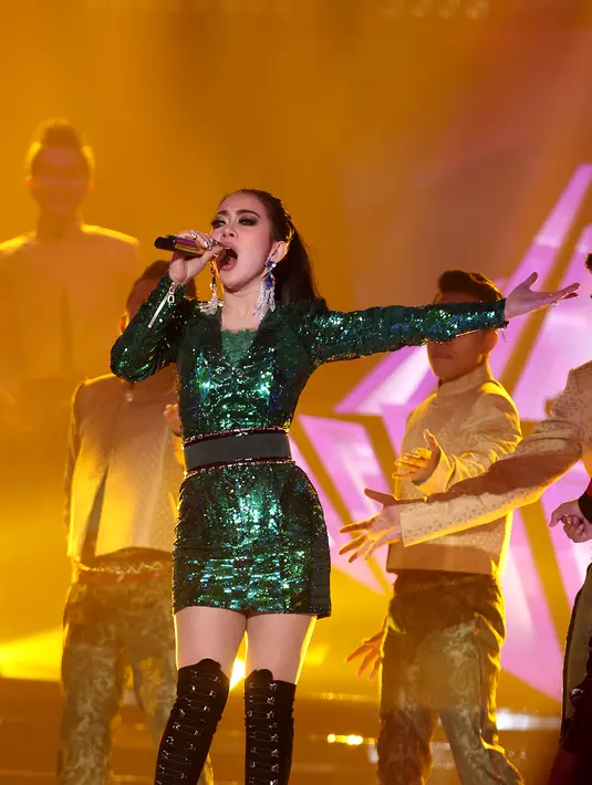 Perayaan HUT Indosiar ke-21 di Istora Senayan, Jakarta, Syahrini mengunggah video yang diambil di backstage. (Andy Masela/Bintang.com)