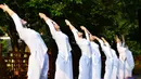 Orang-orang berlatih yoga di ruang terbuka di Wilayah Jianhe, Provinsi Guizhou, China barat daya, pada 30 Agustus 2020. (Xinhua/Yang Wenbin)