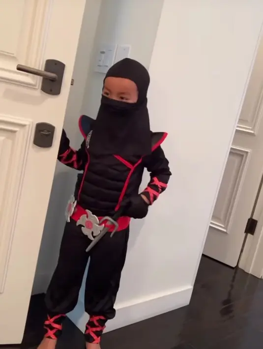 Mengusung tema Ninja, Magika tampil berdandan ala ninja lengkap dengan kostum, topeng wajah, dan senjata rahasianya. (Instagram/ardibakrie).