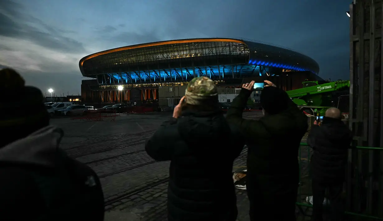 Foto Lampu Bramley Moore Dock Telah Menyala, Kandang Baru Everton Gelar Pertandingan Uji Coba
