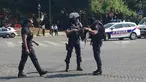 Petugas kepolisian menutup akses jalan Champs Elysees di Paris, Prancis, Senin (19/6). Seorang laki-laki yang diduga terkait dengan ekstrimis menabrakkan mobilnya ke arah mobil van polisi di jalanan ikonik itu. (AP Photo/Bertrand Combaldieu)
