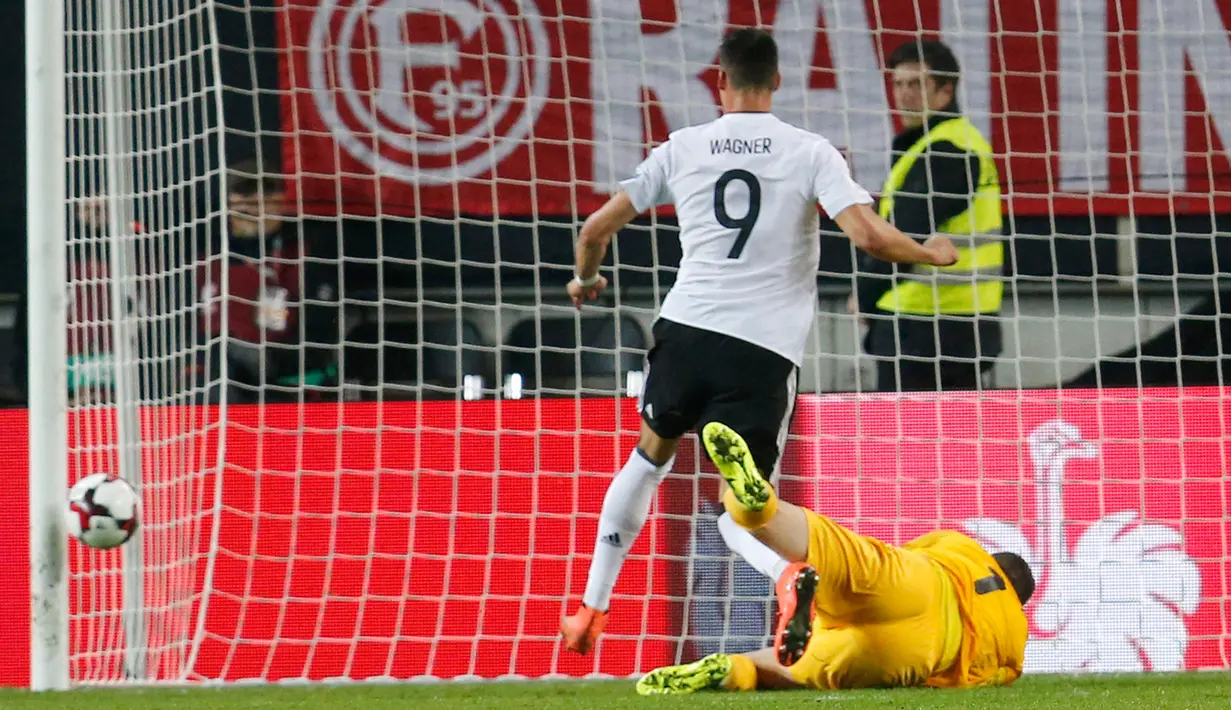 Pemain timnas Jerman, Sandro Wagner berhasil membobol gawang Azerbaijan pada babak kualifikasi Piala Dunia 2018 zona Eropa di Stadion Fritz Walter, Minggu (8/10). Satu gol Wagner mewarnai kemenangan Jerman 5-1. (AP/Michael Probst)