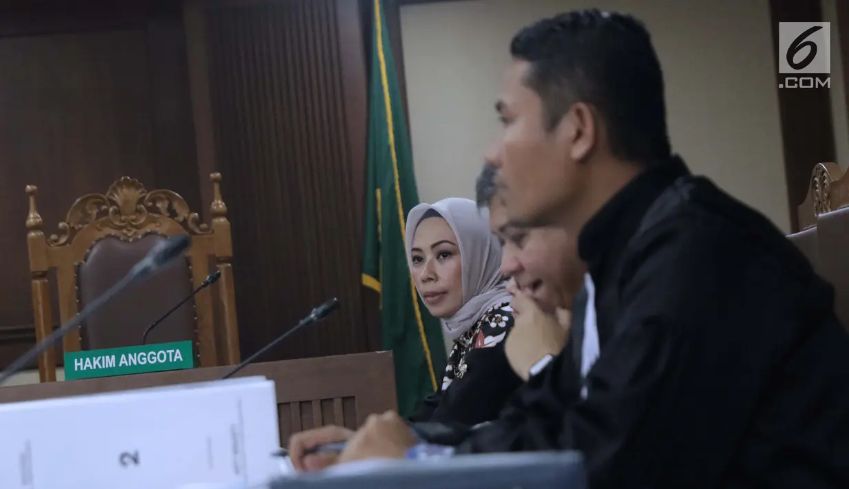 Terdakwa suap mantan anggota DPR Bowo Sidik Pangarso, Asty Winasti saat sidang lanjutan di Pengadilan Tipikor Jakarta, Rabu (26/6/2019). Sidang mendengar keterangan saksi termasuk Bowo Sidik Pangarso . (Liputan6.com/Helmi Fithriansyah)