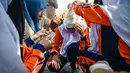 Sejumlah siswa Sekolah Menengah Atas (SMA) mengikuti simulasi gempa bumi dan tsunami untuk memperingati Hari Kesadaran Tsunami Sedunia di Lhoknga, Provinsi Aceh, pada Rabu 5 November 2025. Untuk diketahui, Hari Kesadaran Tsunami Sedunia diperingati setiap 5 November sebagai inisiatif global Perserikatan Bangsa-Bangsa (PBB) untuk membangun komunitas yang tangguh terhadap bencana. (CHAIDEER MAHYUDDIN/AFP)
