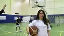 Fatima Reyadh merupakan asisten pelatih wanita untuk klub basket Al Najma yang mana merupakan salah satu tim basket senior putra di Bahrain. (AFP/Mazen Mahdi)