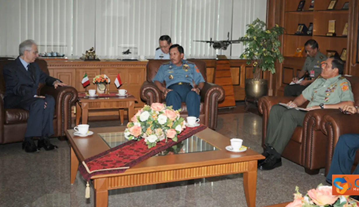 Citizen6, Cilangkap: Panglima TNI Laksamana TNI Agus Suhartono menerima CC Duta Besar Italia untuk Indonesia H.E. Mr. Federico Failla di Mabes TNI Cilangkap Jakarta Timur, Senin (7/11). (Pengirim: Badarudin Bakri)