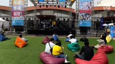 Pengunjung menikmati pertunjukan stage outdoor Jakarta Internasional Comedy Festival (JICOMFEST) 2019 hari pertama, JIExpo, Kemayoran, Jakarta, Sabtu (3/8/2019). Panggung JTrust Bank diisi oleh para grup musik komedi yang bakal mengocok perut pengunjung. (Liputan6.com/JohanTallo)