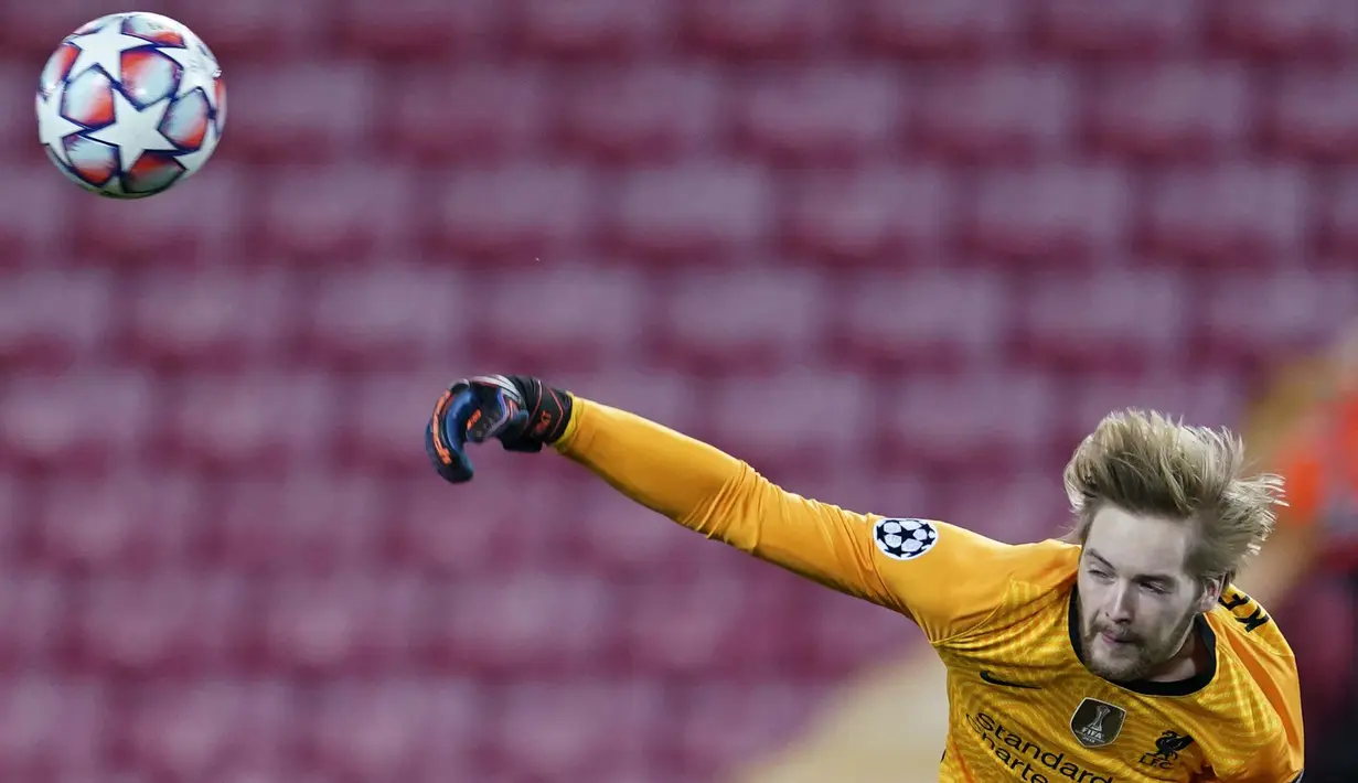 Kiper Liverpool, Caoimhin Kelleher, melempar bola saat melawan Ajax Amsterdam di Stadion Anfield, Rabu (2/12/2020). Kiper ketiga The Reds itu tampil memukau dan membawa Liverpool menang atas Ajax. (AP Photo/Jon Super, Pool)