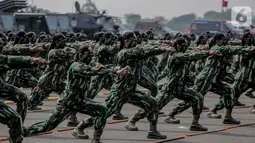 Personel TNI menunjukan aksi bela diri usai mengikuti upacara gladi bersih HUT ke-74 TNI di Lanud Halim Perdanakusuma, Jakarta, Kamis (3/10/2019). Gladi bersih upacara parade dan defile peringatan HUT ke-74 TNI Tahun 2019 ini bertema "TNI Profesional Kebanggaan Rakyat". (Liputan6.com/Faizal Fanani)