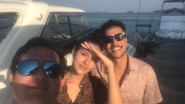 7 Momen Liburan Raisa dan Hamish Daud Ajak Baby Zalina ke Pulau Seribu