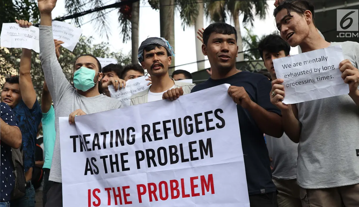 Pengungsi dari negara-negara berkonflik melakukan unjuk rasa di depan Kantor UNHCR, Jalan Kebon Sirih, Jakarta, Selasa (30/7/2019). Pengungsi yang rata-rata belum berkeluarga telah tinggal di Indonesia selama 7-10 tahun tanpa kejelasan dari pihak UNHCR. (Liputan6.com/Helmi Fithriansyah)