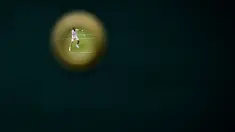 Petenis Republik Ceska, Lukas Rosol, melakukan pemanasan sebelum bertanding melawan petenis Spanyol, Pablo Andujar, di nomor tunggal putra Turnamen Tenis Wimbledon di London, Inggris. (2/7/2015). (Reuters/Toby Melville)