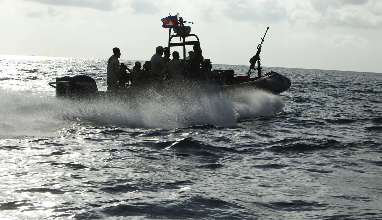 Kapal patroli angkatan laut melakukan pencarian backpacker Inggris Amelia Bambridge yang hilang di pulau Koh Rong di barat daya Kamboja (30/10/2019). Otoritas Kamboja melakukan operasi pencarian dengan melibatkan sekitar 200 personel militer, polisi dan tim penyelam. (AP Photo/Heng Sinith)