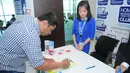 Seorang tamu undangan saat melakukan registrasi sebelum acara Launching Home Tester Club Indonesia di SCTV Tower, Jakarta, Selasa (17/3/2015). (Liputan6.com/Faisal R Syam) 