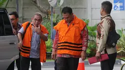 Punding LH Bangkan (kiri) dan Edy Rosada (kanan) tiba di Gedung KPK, Jakarta, Rabu (19/12). Punding dan Edy diperiksa sebagai tersangka dugaan suap limbah sawit di Danau Sembuluh. (Merdeka.com/Dwi Narwoko)