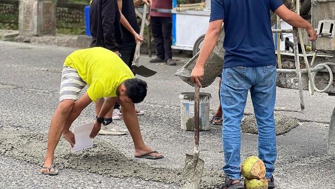 Aksi sejumlah pemuda perbaiki jalan rusak di Pekanbaru karena pemerintah hanya umbar janji. (Liputan6.com/M Syukur)