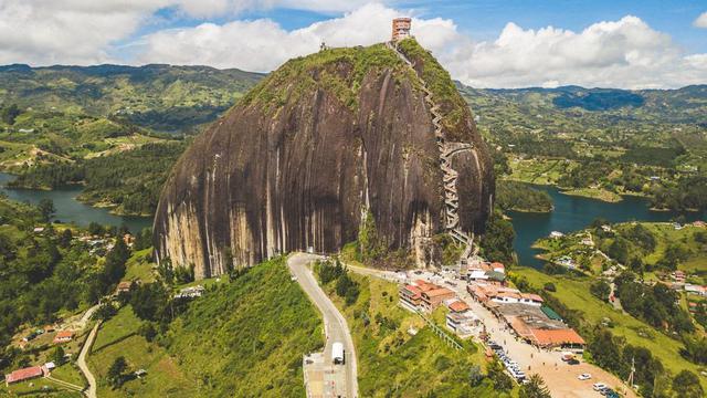 Ada di Indonesia, Ini 6 Batu Monolit Terbesar di Dunia yang Punya Pemandangan Indah