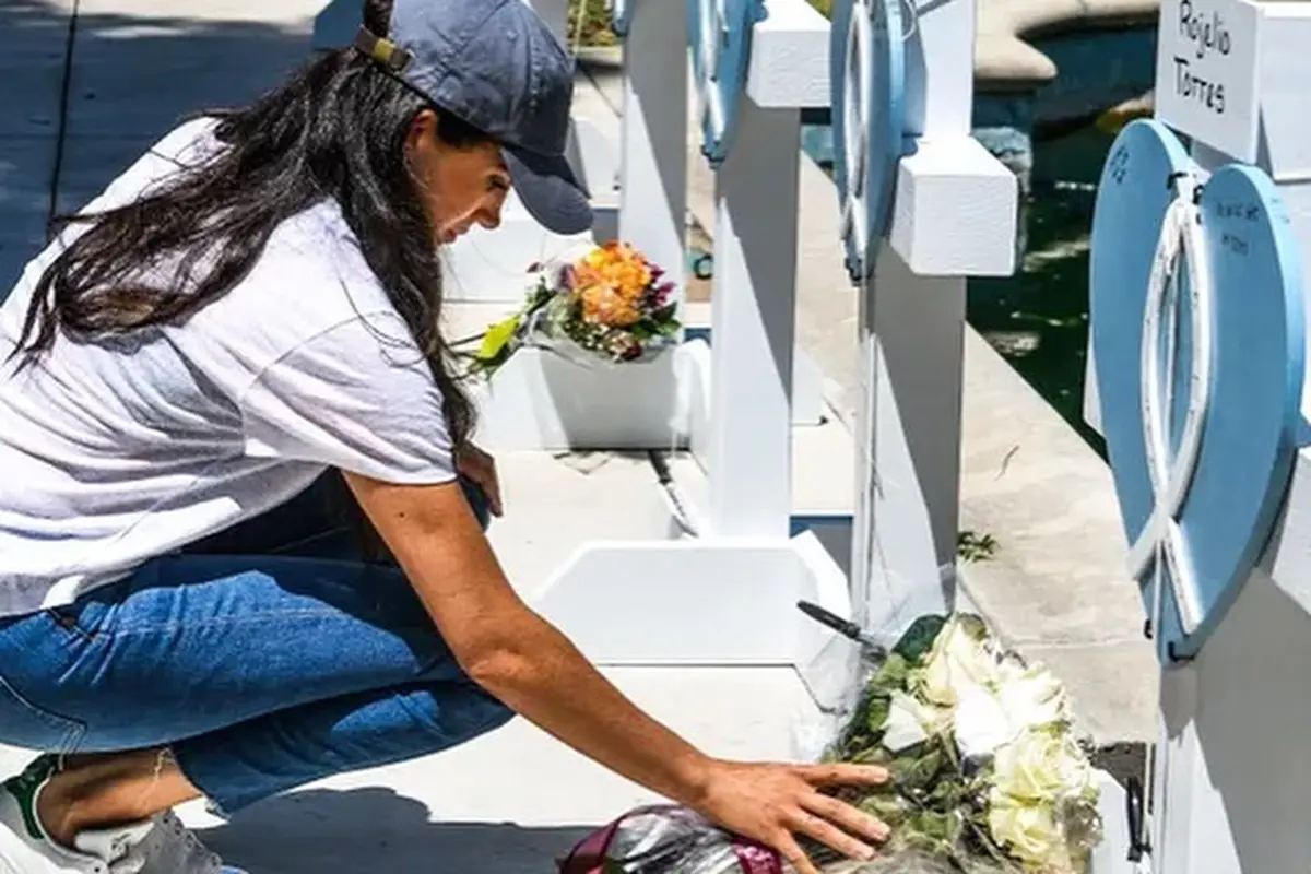 Outfit Sporty Meghan Markle Saat Lakukan Kunjungan ke Memorial Korban Penembakan di Texas