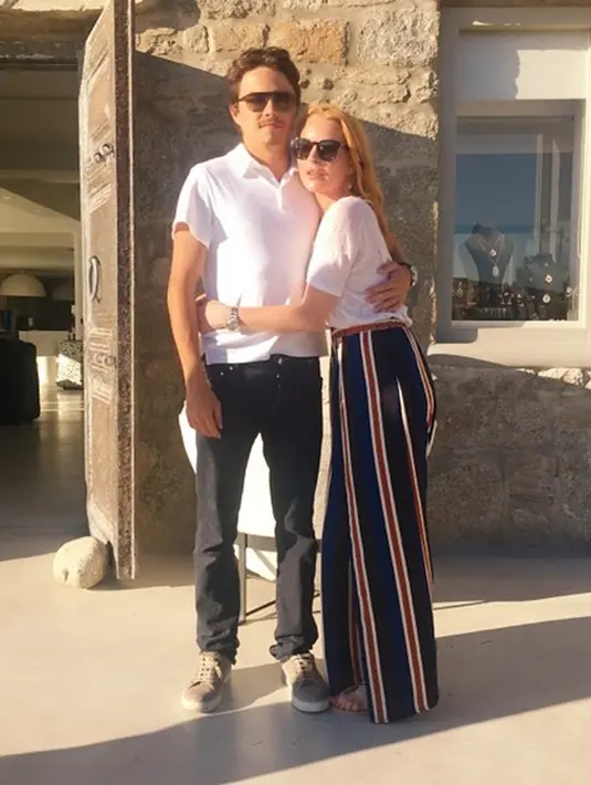 Dengan menulis caption seperti ini, Wow terima kasih #tunangan bersama pelacur dari Rusia," ungkap Lindsay dalam foto tersebut. (Instagram/Bintang.com)