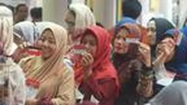 Deretan emak-emak KPM menunjukan kartu PKH yang dibeirkan pemerintah.