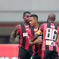 Pemain Persipura Jayapura, Osvaldo Haay merayakan gol bersama rekan setimnya saat melawan PS TNI pada lanjutan Liga 1 2017 di Stadion Patriot, Bekasi (4/11/2017). PS TNI menang 2-1. (Bola.com/Nick Hanoatubun)