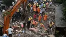 Suasana lokasi runtuhnya gedung berlantai lima di Mumbai, India, Selasa (25/7). Bangunan ambruk sering terjadi di India, akibat aturan pembangunan dilanggar oleh pihak pembangun, misal menggunakan bahan dasar yang tidak layak. (AP/Rafiq Maqbool)