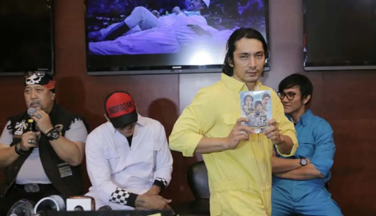 Abimana pun menambahkan, tiket presale ini ternyata juga bisa didapatkan di seluruh bioskop di tanah air mulai 21 sampai 30 Agustus 2017. Film yang dinaungi Falcon Pictures ini akan rilis pada 31 Agustus 2017. (Nurwahyunan/Bintang.com)