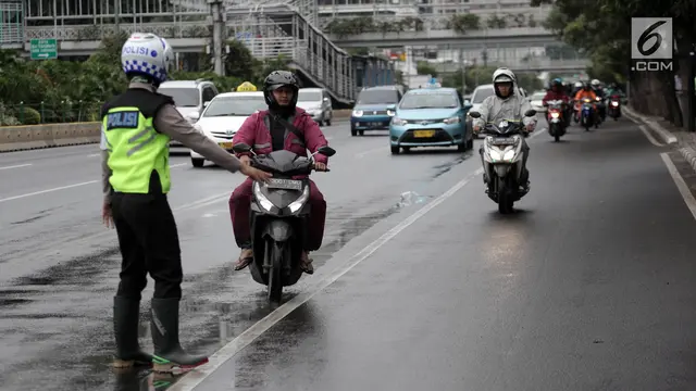 Polisi Tilang Pengendara Yang Melanggar Aturan Jalur Khusus Sepeda Motor