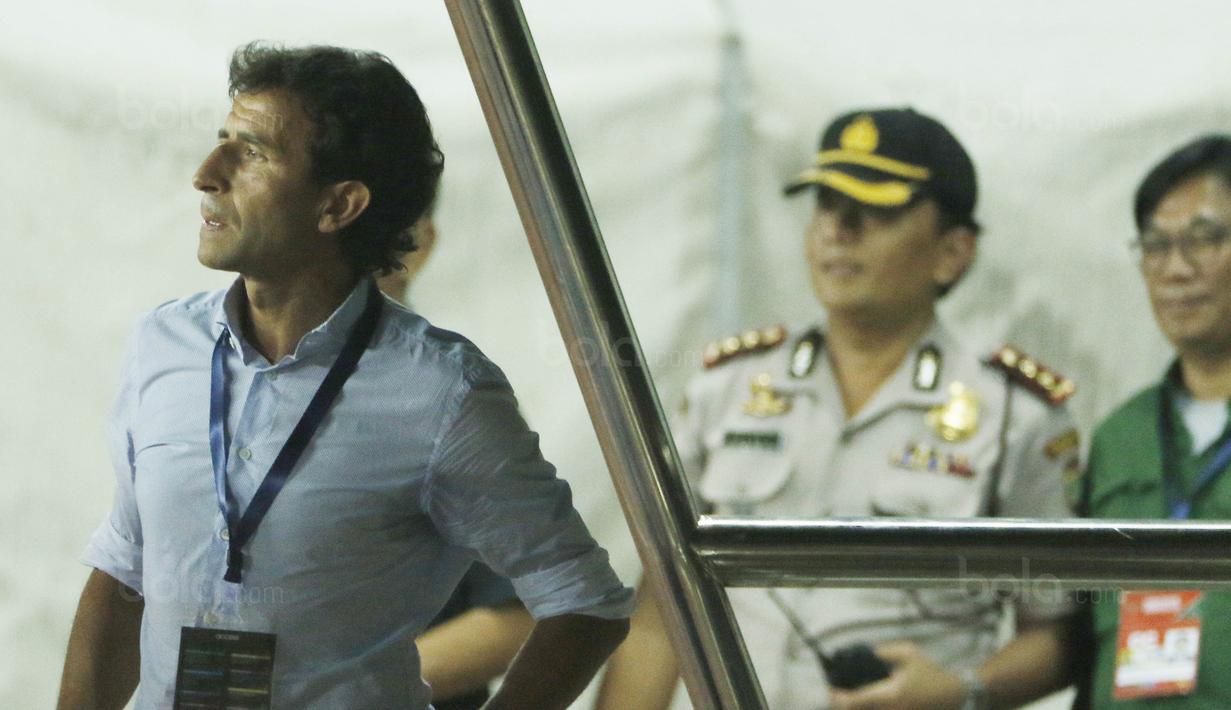 Pelatih Indonesia, Luis Milla, mengamati permainan anak asuhnya saat pertandingan melawan Guyana di Stadion Patriot, Bekasi, Sabtu (25/11/2017). Indonesia menang 2-1 atas Guyana. (Bola.com/M Iqbal Ichsan)