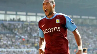 Aston Villa&#039;s Norwegian forward John Carew celebrates after scoring during the EPL football match against West Bromwich Albion at The Hawthorns, West Bromwich, central England, on September 21 2008. AFP PHOTO / ANDREW YATES