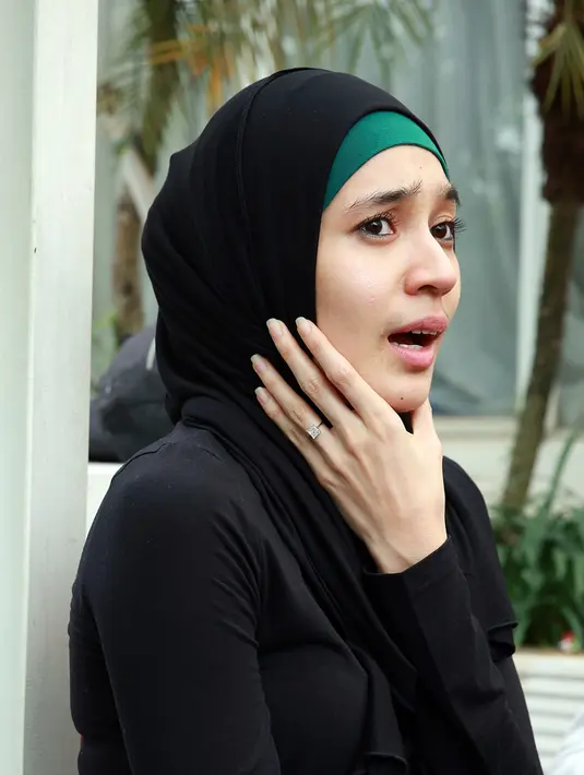 "Habis baca itu aduh nggak sadar nangis. Dan segala macam, aku pikir kalo memang ini jalannya mudah-mudahan bisa diberi kemudahan dan kemantapan," tutur Dhini Aminarti sambil meneteskan air matanya, Jumat (22/1/2016). (Deki Prayoga/Bintang.com)