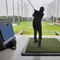 Salah satu pengunjung memainkan golf di hitting bay. (dok. Liputan6.com/Dinny Mutiah)
