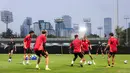 <p>Sejumlah pemain Jepang melakukan rondo saat mereka menggelar latihan perdana menjelang laga putaran ketiga Kualifikasi Piala Dunia 2026 melawan Timnas Indonesia yang berlangsung di Lapangan A, kompleks SUGK, Senayan, Jakarta, Senin (11/11/2024). Lima pemain tersebut adalah Yuto Nagatomo, Sakine Hiroki, Kota Takai, Ritsu Doan, dan Joel Chima Fujita. (Bola.com/Bagaskara Lazuardi)</p>